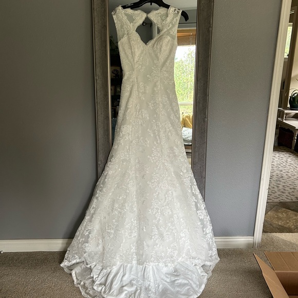 Lace Wedding dress, size 4. New with tags. Only tried on. - Picture 1 of 6